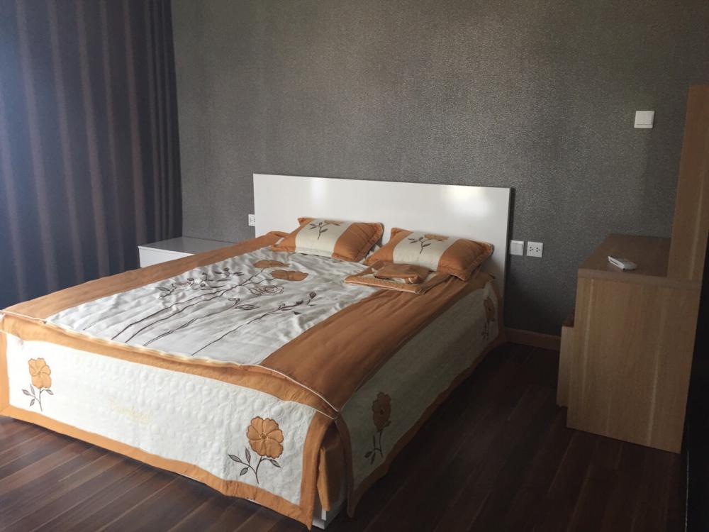 Cho thuê gấp căn hộ chung cư 90 Trần Thái Tông, DT 120m2, 3 phòng ngủ, đủ đồ cơ bản, chỉ 15 tr/th 9084343