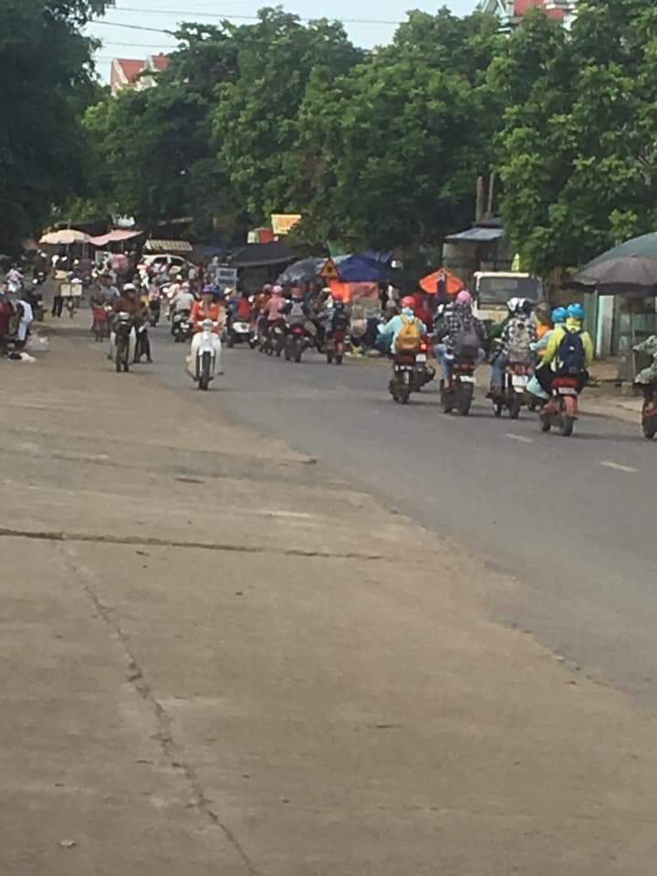 LÔ ĐẤT MẶT ĐƯỜNG BÊN CẠNH CHỢ VÀ TRƯỜNG HỌC, NGAY MẶT ĐƯỜNG 420. MẶT ĐƯỜNG RỘNG Ô TÔ TRÁNH NHAU 10868969