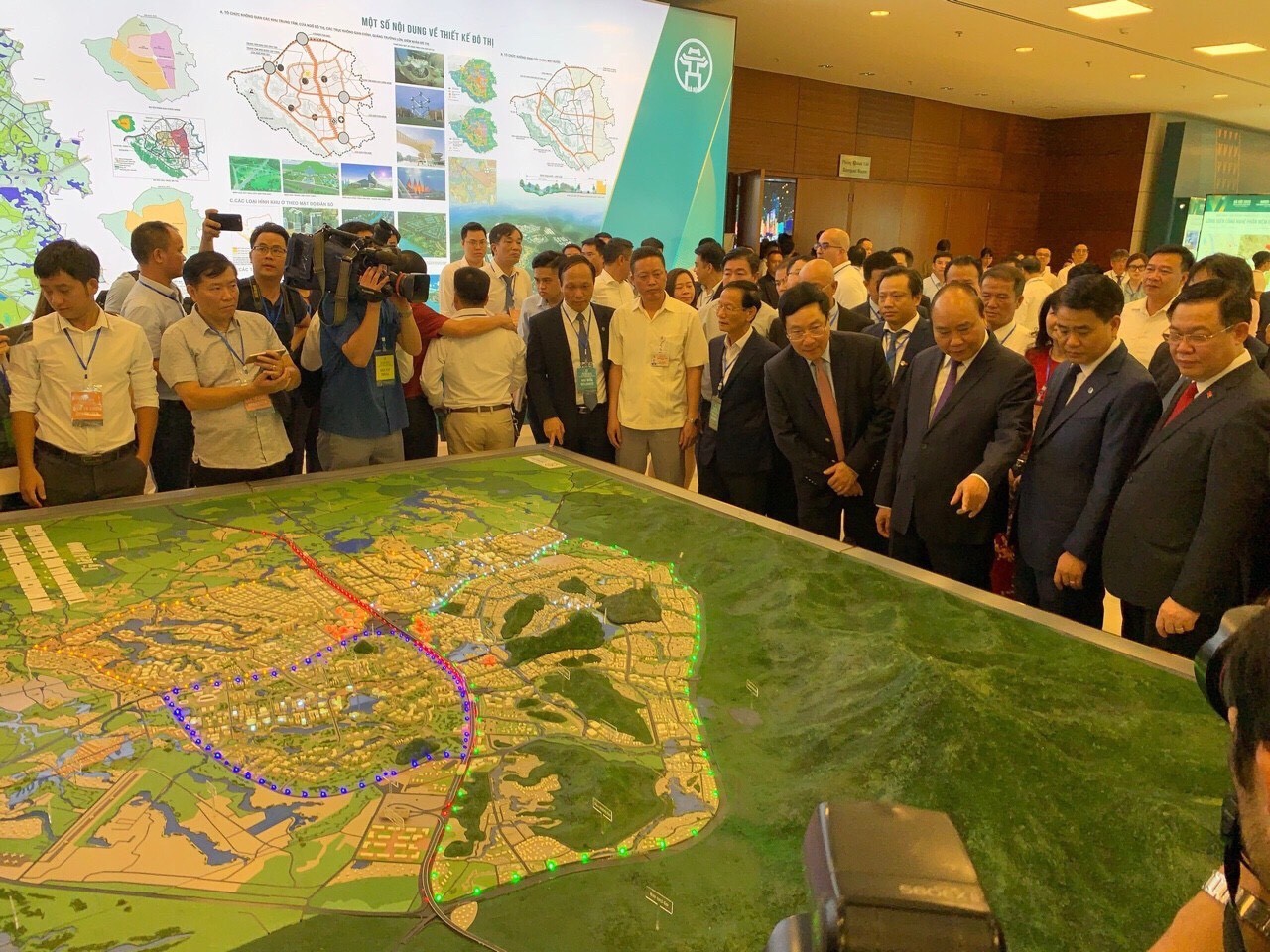 LÔ ĐẤT MẶT ĐƯỜNG BÊN CẠNH CHỢ VÀ TRƯỜNG HỌC, NGAY MẶT ĐƯỜNG 420. MẶT ĐƯỜNG RỘNG Ô TÔ TRÁNH NHAU 10868969