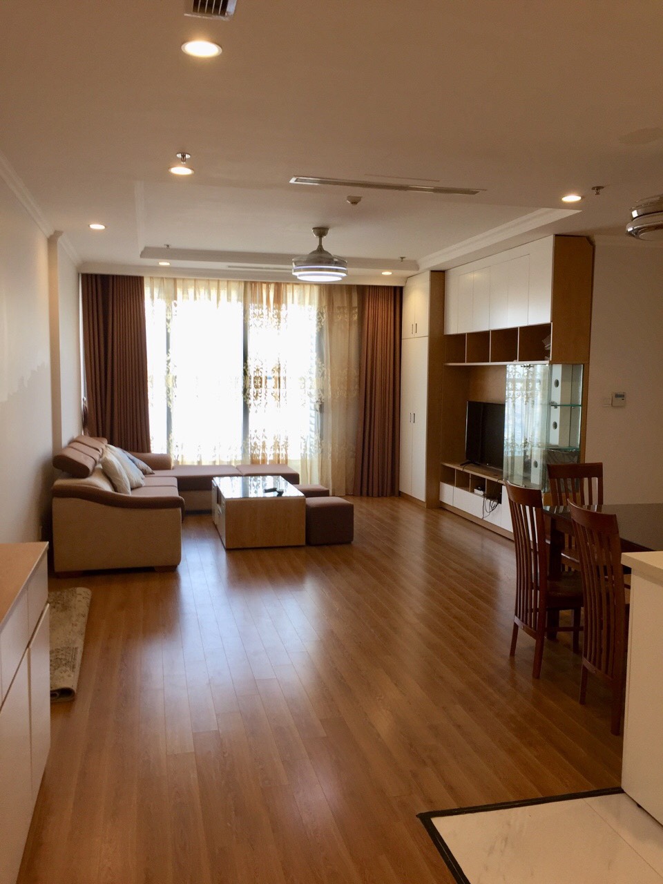 Cần cho thuê căn hộ 3 Ngủ, 130m2, CHCC Vinhomes 54A Nguyễn Chí Thanh. LH 0964433678 11164667