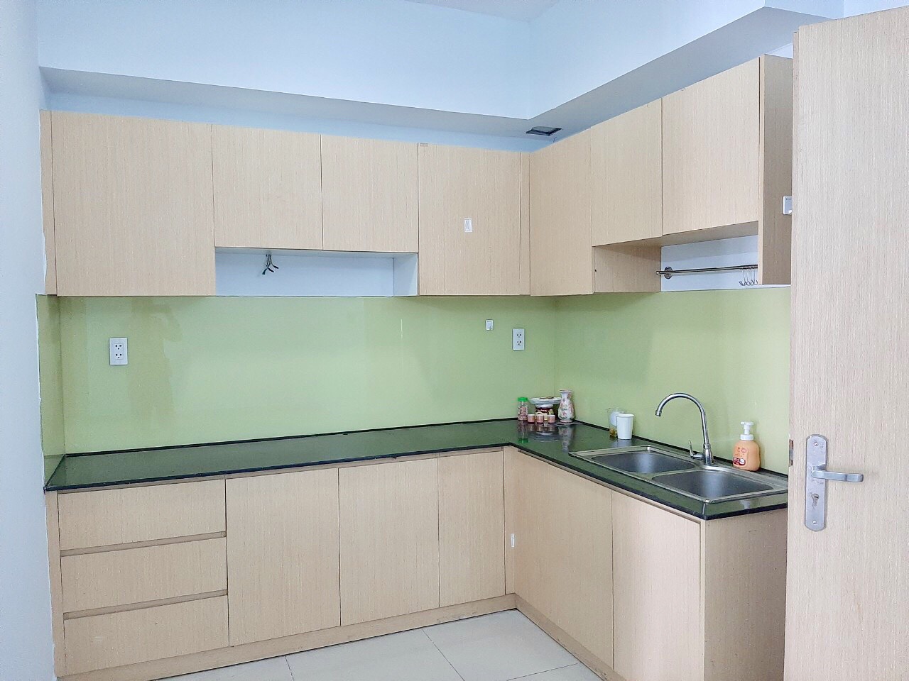 Chính chủ cần bán gấp căn hộ chung cư Oriental plaza quận Tân Phú, 80m2 2PN, nhà mới như hình  11303431