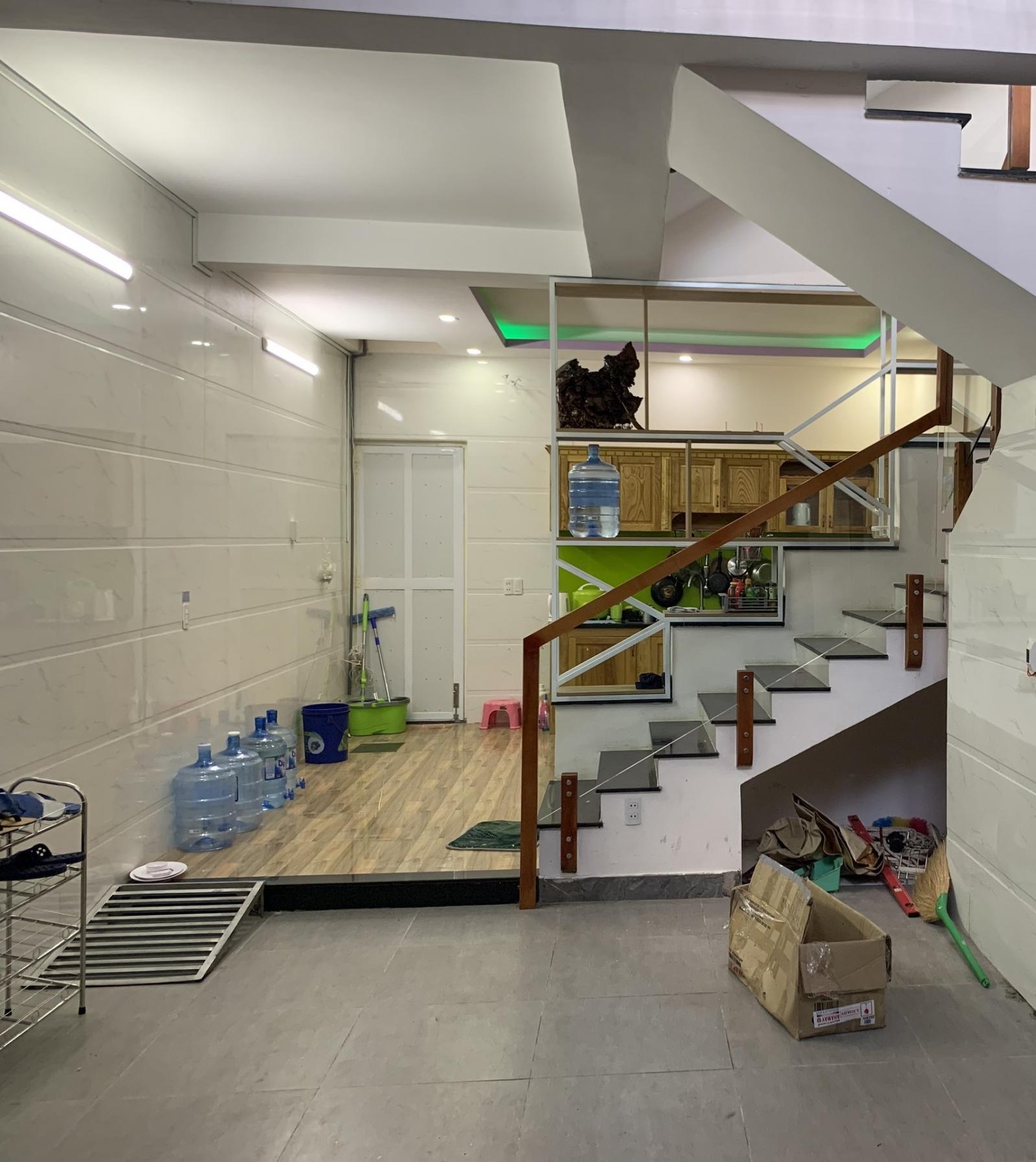 Cho thuê nhà 1 trệt 2 lầu ngay Ngã Tư Giếng Nước giá 9tr/tháng, nội thất đầy đủ 11319473