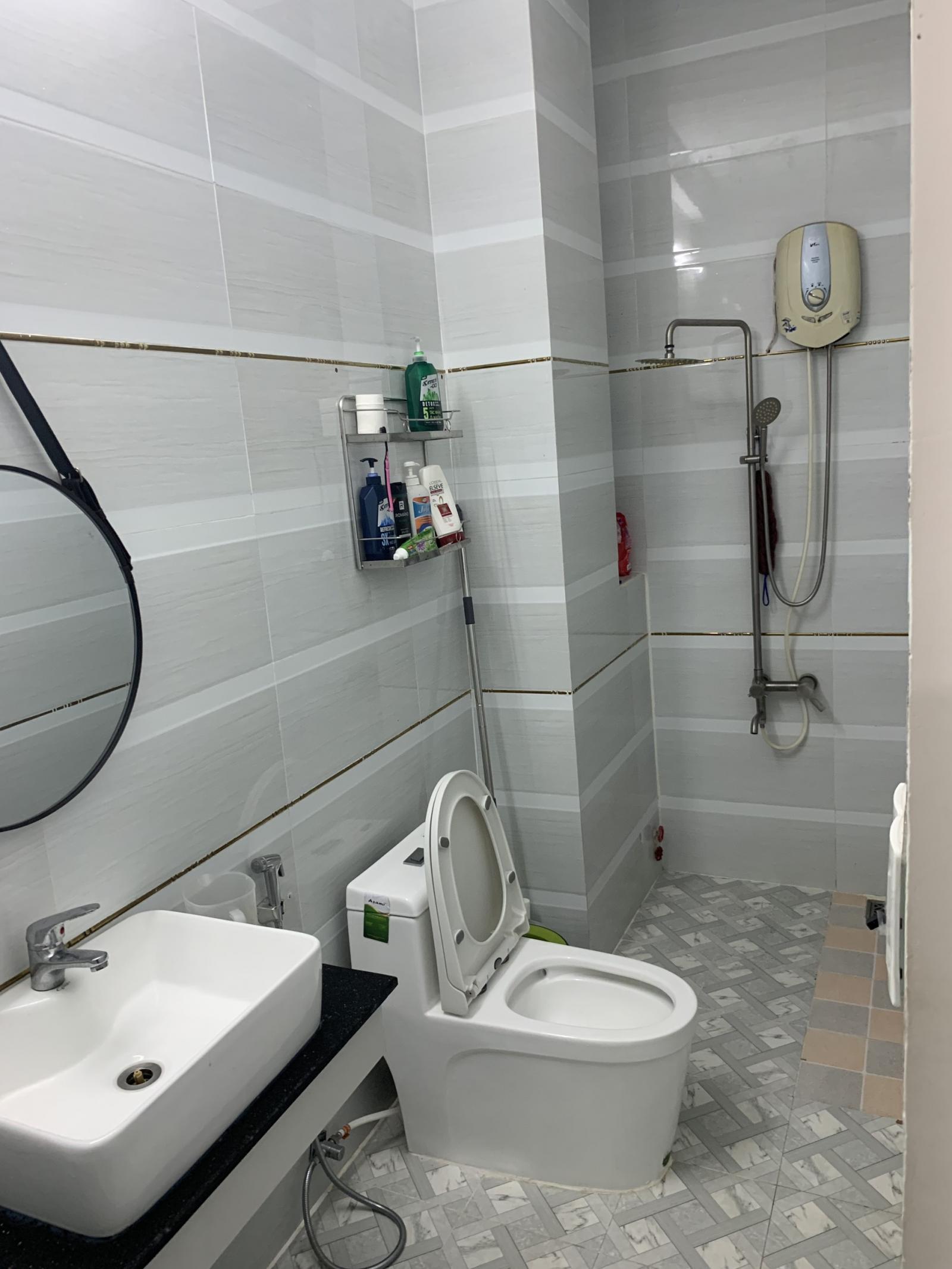 Cho thuê nhà 1 trệt 2 lầu ngay Ngã Tư Giếng Nước giá 9tr/tháng, nội thất đầy đủ 11319473