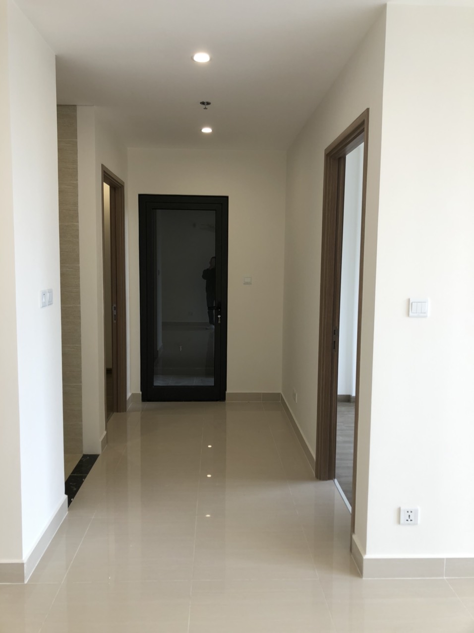 Muốn chuyển sang căn rộng hơn nên để lại căn 2PN 2vs giá rẻ nhất Vinhomes Smart City. Xem nhà: 096 11357030