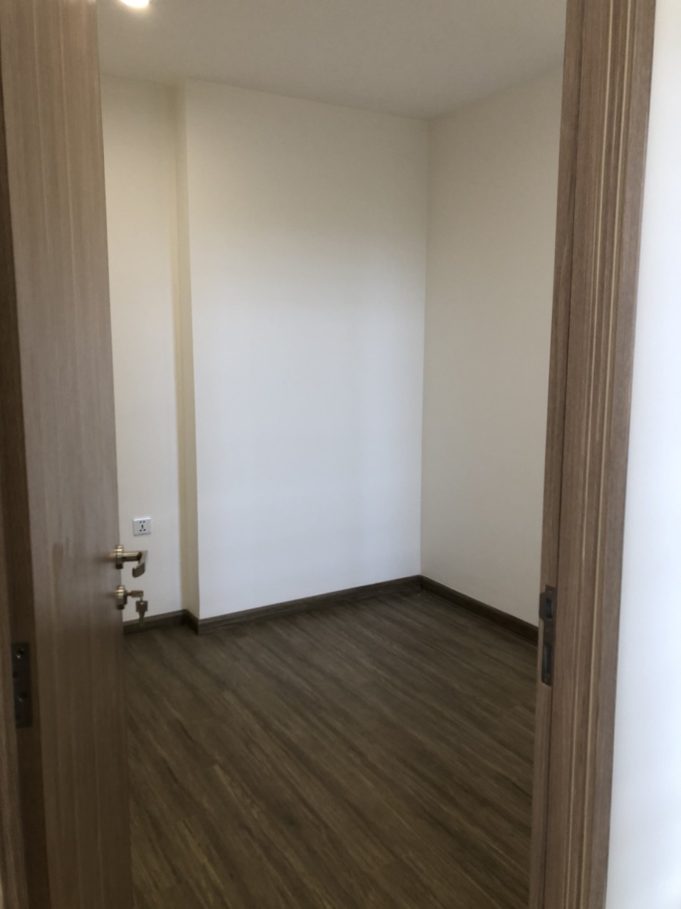 Muốn chuyển sang căn rộng hơn nên để lại căn 2PN 2vs giá rẻ nhất Vinhomes Smart City. Xem nhà: 096 11357030