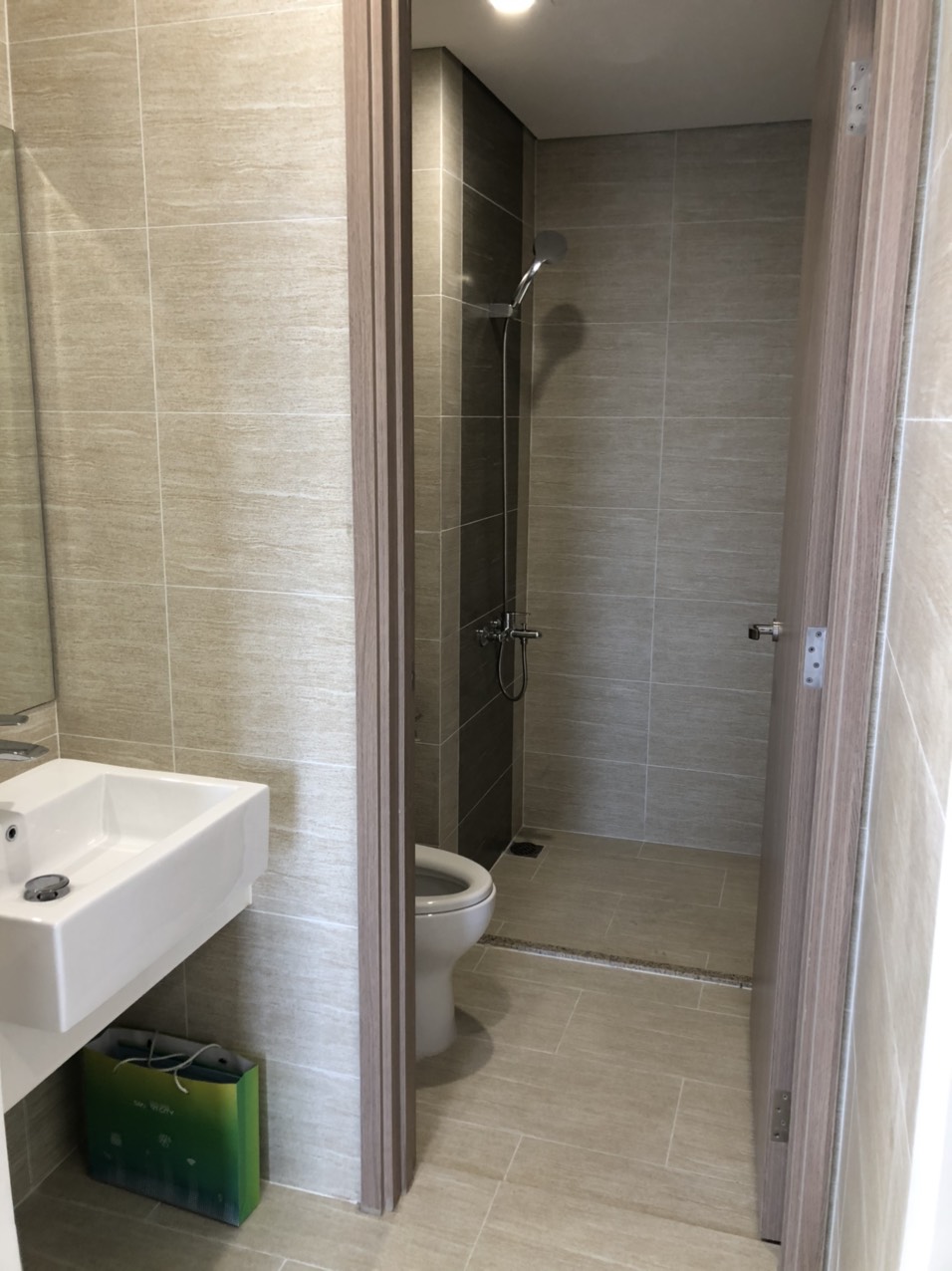 Muốn chuyển sang căn rộng hơn nên để lại căn 2PN 2vs giá rẻ nhất Vinhomes Smart City. Xem nhà: 096 11357030