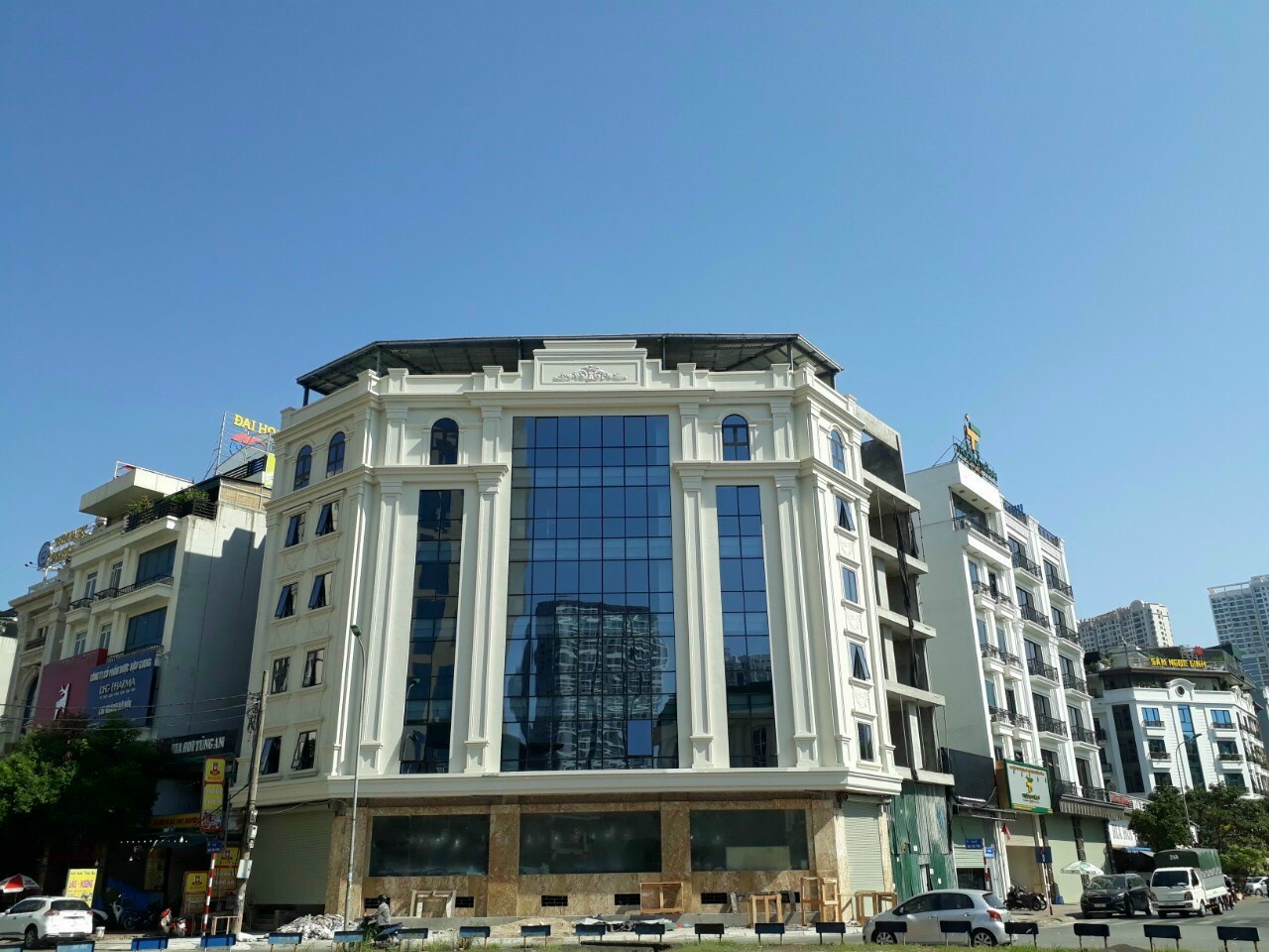 Bán tòa khách sạn 90 phòng VIP nhất phố Duy Tân, DT 610m2 Mt 23m. GIÁ 200 Tỷ 11358018