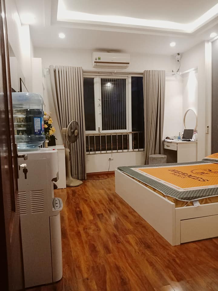 Bán nhà 5.4 tỷ phố Trung Kính 46m2 tặng nội thất tiền tỷ, nhà lô góc sáng thoáng

 11787544