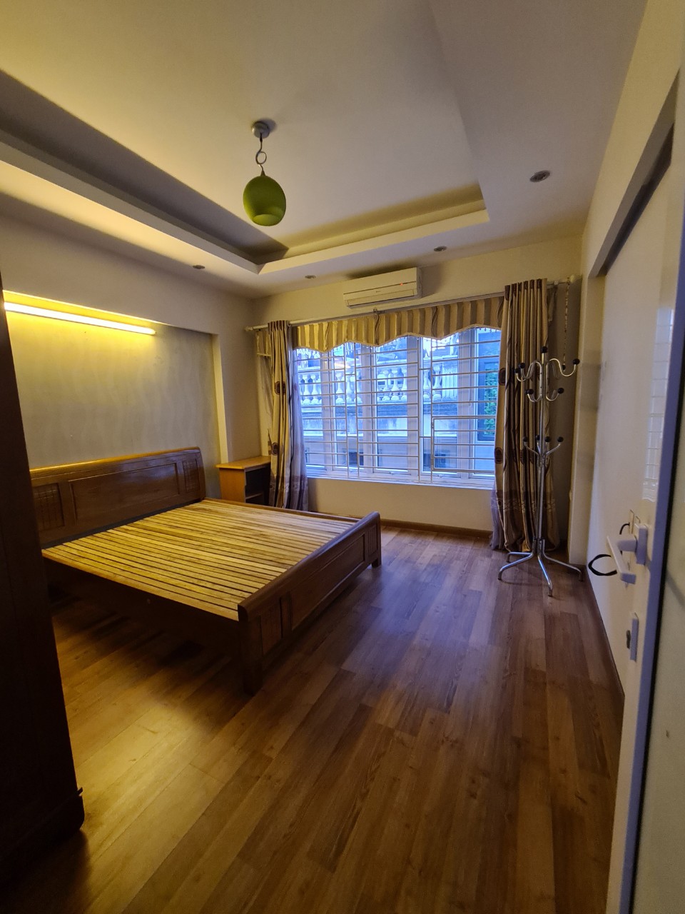 Cho thuê nhà riêng đường Hoàng Quốc Việt: DT58m2x 3 tầng, 4 ngủ, giá 11 tr 11809161
