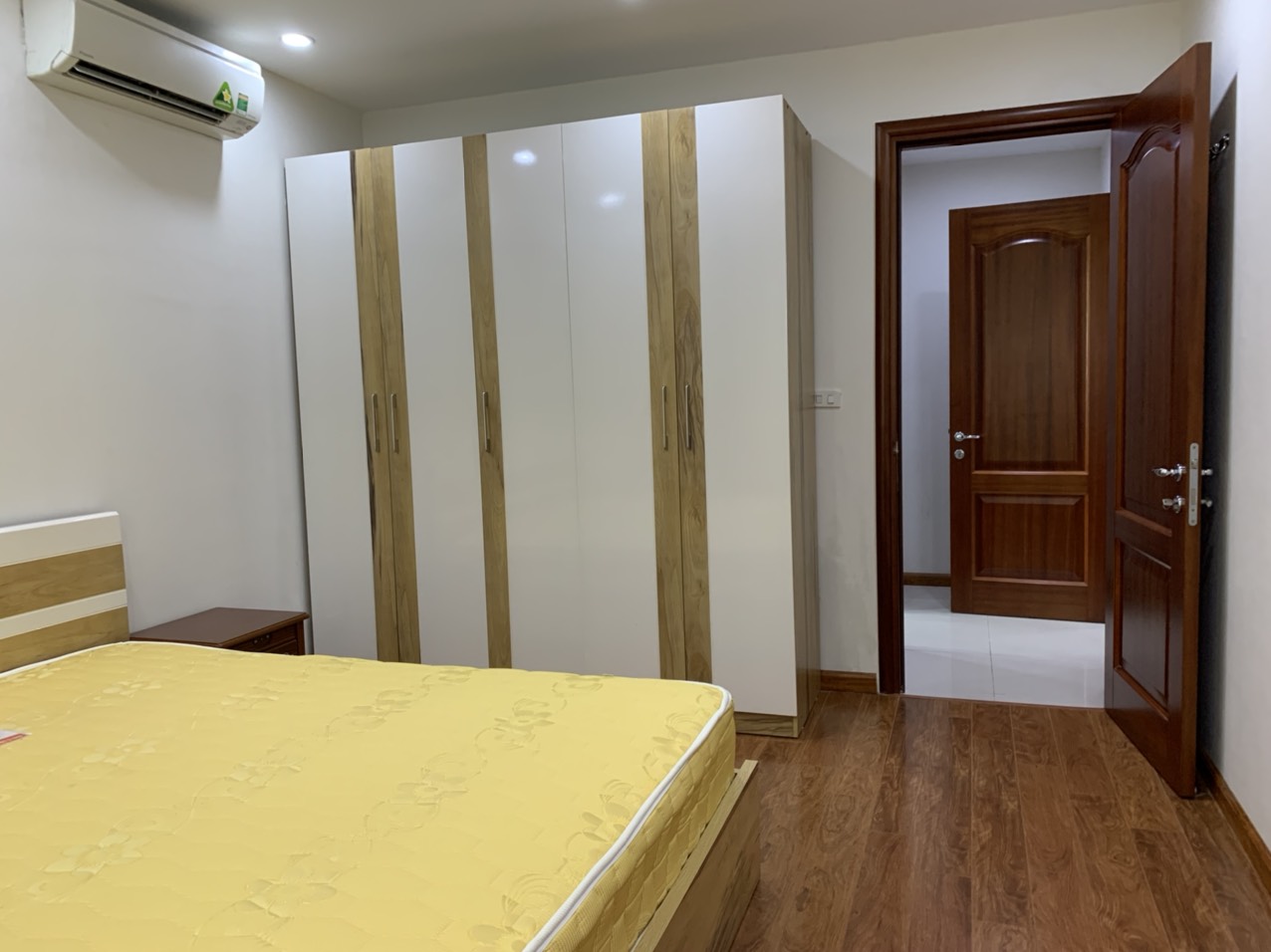 Chính chủ bán căn hộ Goldenpalace Mễ Trì, DT 120.61m2. Gía 31tr/m2.Hướng ĐN.LH:  0987055012. 12169508