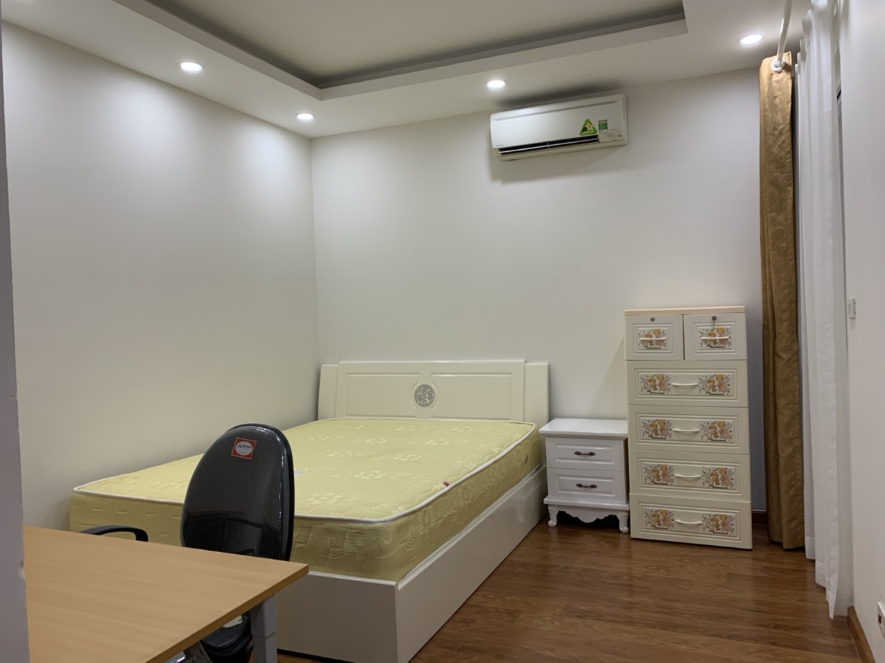 Chính chủ bán căn hộ Goldenpalace Mễ Trì, DT 118m2 đầy đủ nội thất. Gía 35 tr/m2.LH:  0987055012. 12352081