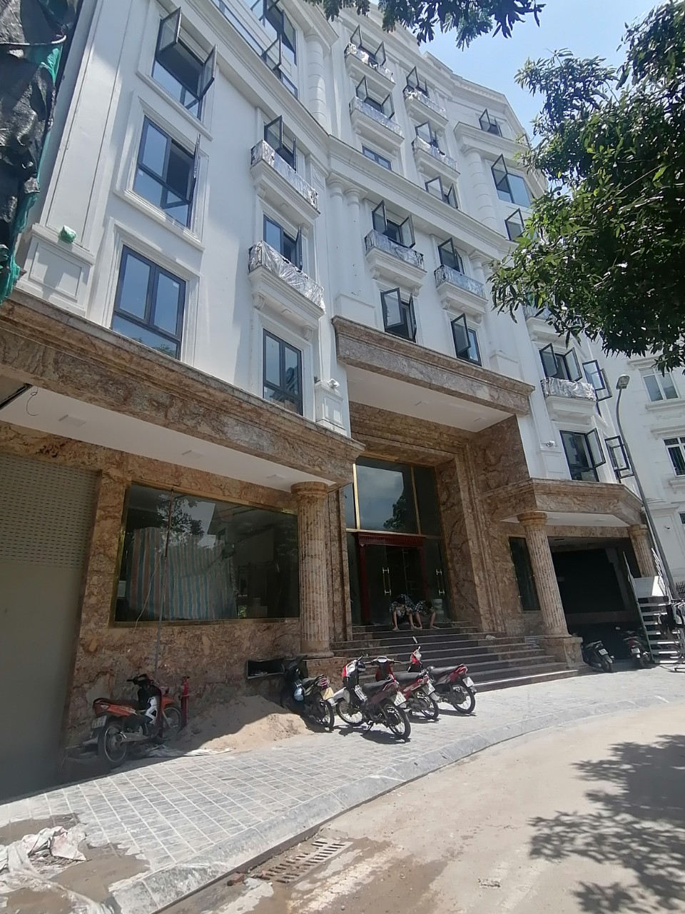 Bán tòa khách sạn 90 phòng VIP nhất phố Duy Tân Dt 610m2, Mt 22m. GIÁ 200 Tỷ 11077132