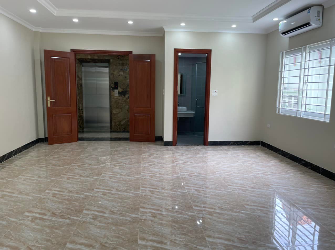 Hoa hậu Bồ Đề, thông số đẹp, ngõ thông, gara, thang máy 80m 7T MT7m hơn 14 tỷ.
 12861208