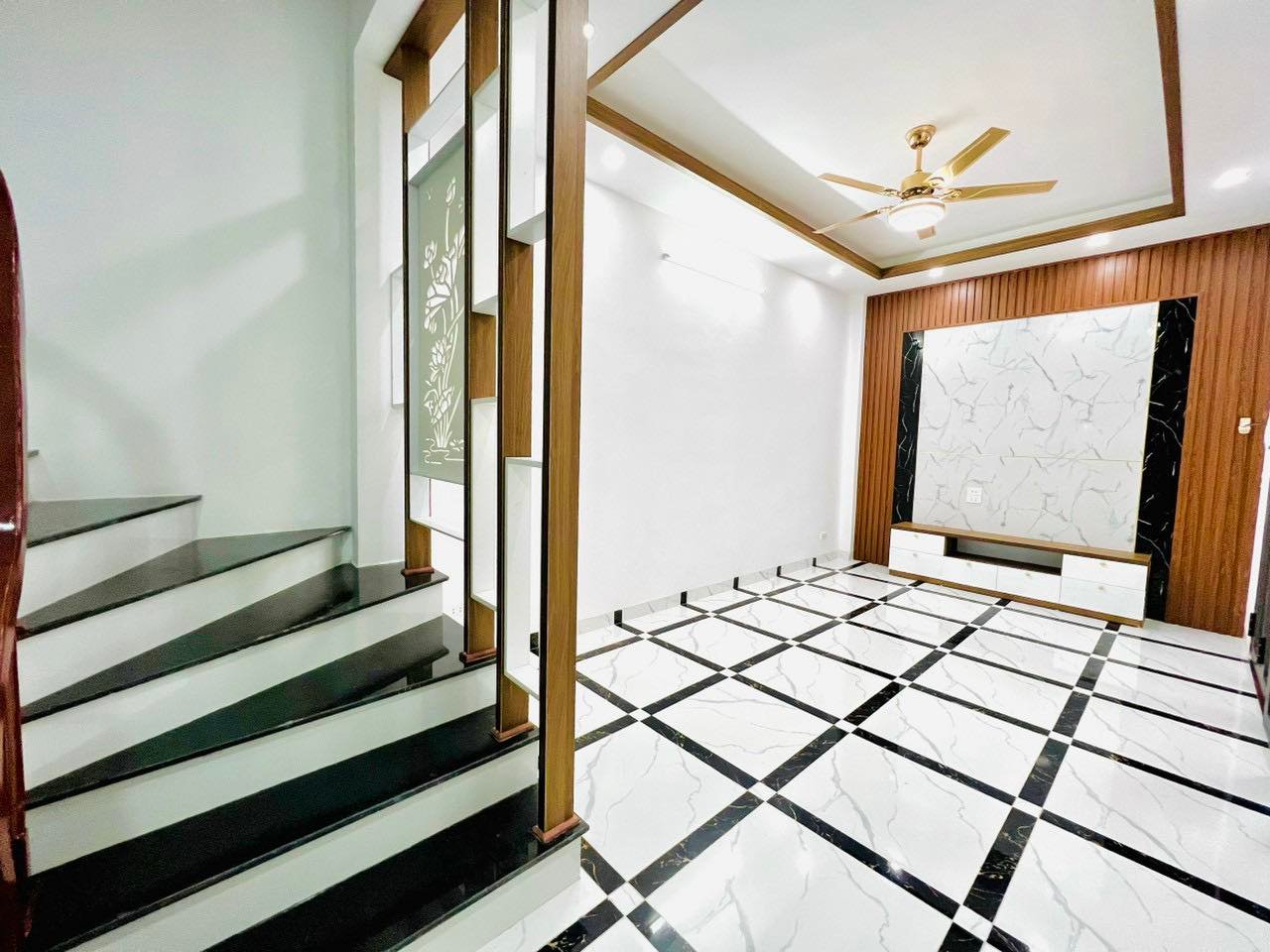 Phân lô, OTO,Bán nhà ngõ 82 Yên Lãng,2 Thoáng, 50m2, 6.4 tý 12978681