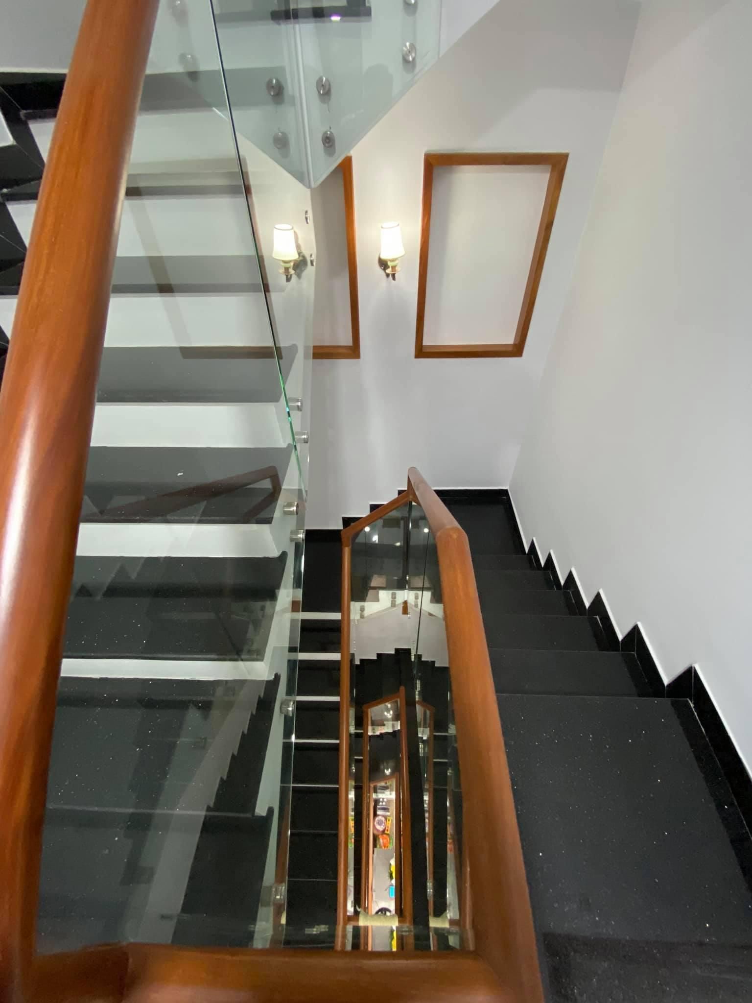 Bán nhà 4x15 hẻm xe hơi gần chung cư hà đô Quận 10 5 tầng BTCT tặng nội thất giá chỉ 9 tỷ 9 13017543