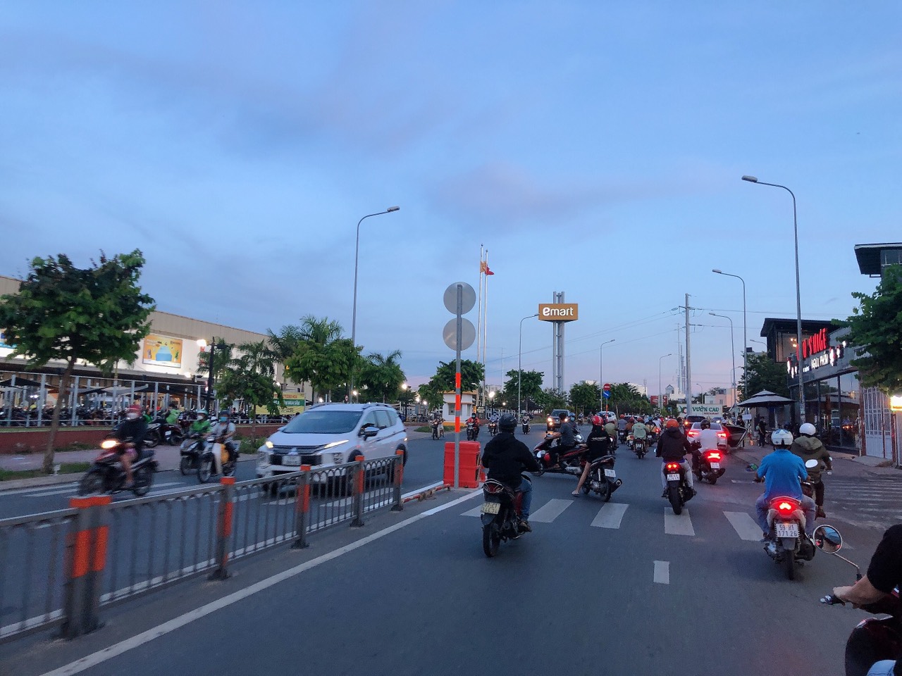 Bán CHDV Dương Quảng Hàm, 156m2, ngang 8m, 35PN, DT 145 triệu, gần Emart, 25 tỷ. 13032243