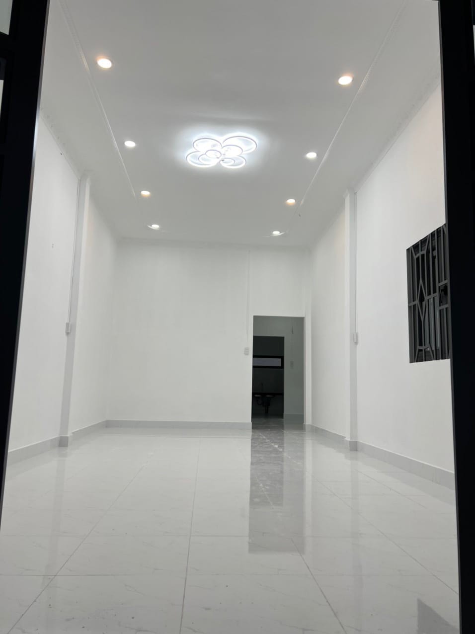 Chỉ 5.9 tỷ, 30m ra hẻm xe hơi, Nhà mới, đường số 8, trung tâm Trường Thọ, 110,m2 13077420