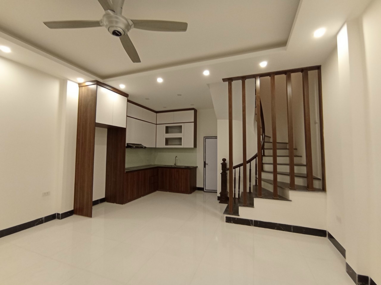 Cần bán nhà 5 tầng x40m2 mt5m ô tô đỗ cửa ở đường Chiến Thắng La Khê giá nhỉnh 4 tỷ lh mr Huy 13131045