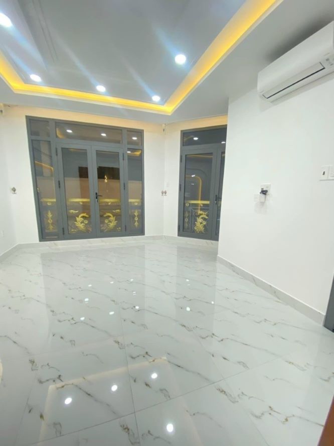 BÁN GẤP! BIỆT THỰ QUẬN PHÚ NHUẬN TPHCM GẦN SÂN BAY TÂN SƠN NHẤT  DTSD 330M2 . LIÊN HỆ: 0932980565 Viễn Phương
 13245352