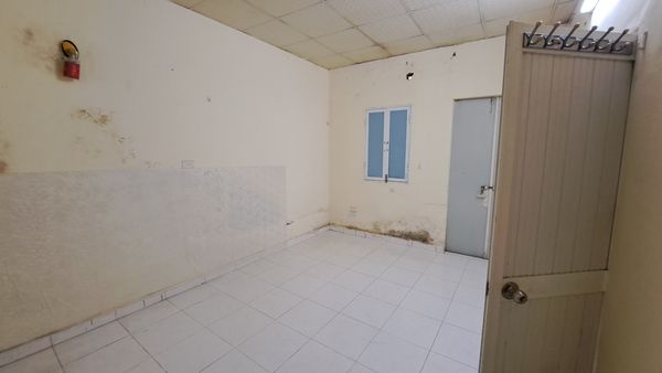 Cho thuê nhà cấp 4 Phố Văn Cao, Liễu Giai, Ba Đình. Lô góc 3 thoáng, Dt 50m2. Chỉ 4tr
 13301402