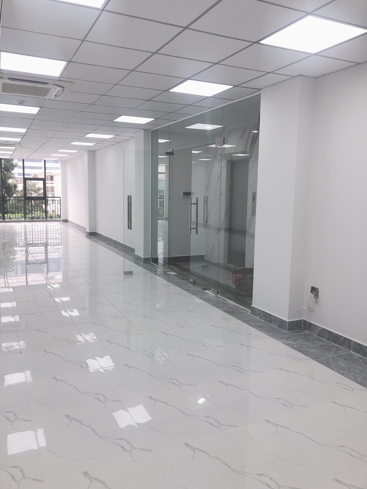 Còn trống 1 sàn 90m2 view kính thông thoáng tại Q. Tân Bình 13301504