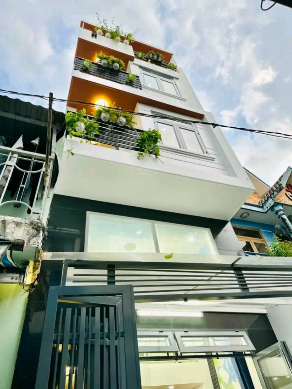 Nhà đẹp 4 tầng, Phạm Văn Đồng,Phường 3, sát sân bay, nhà mới. 13320551