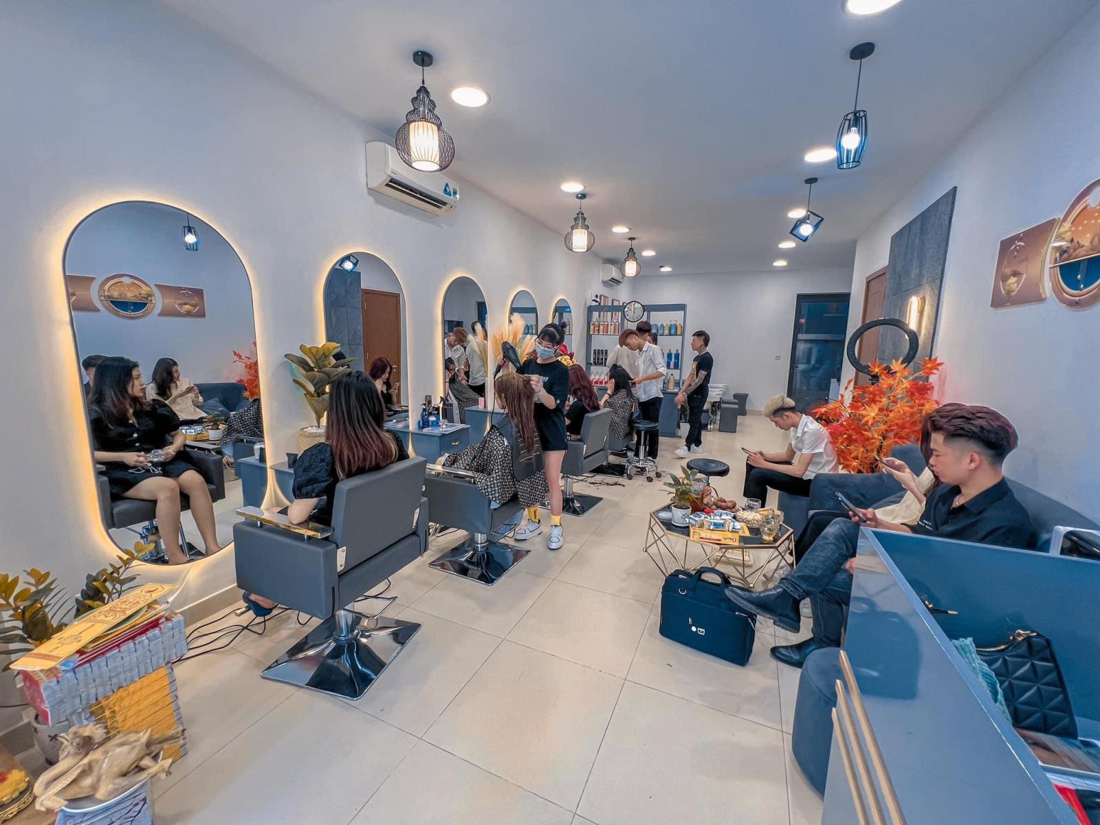 SANG NHƯỢNG SALON DO KHÔNG CÓ NGƯỜI QUẢN LÍ GẦN THIÊN ĐƯỜNG BẢO SƠN 13343296