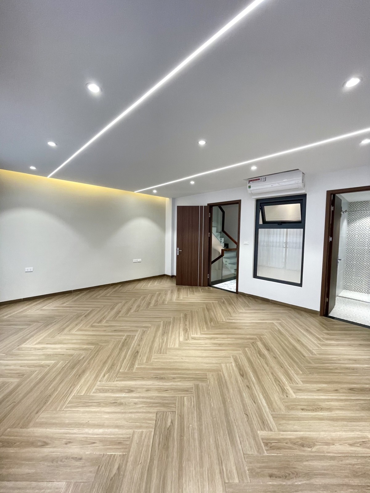 BÁN NHÀ PHÙNG CHÍ KIÊN, PHÂN LÔ,GARA 7 CHỖ , THANG MÁY
59 m 6 tầng 12,5 tỷ 13353424