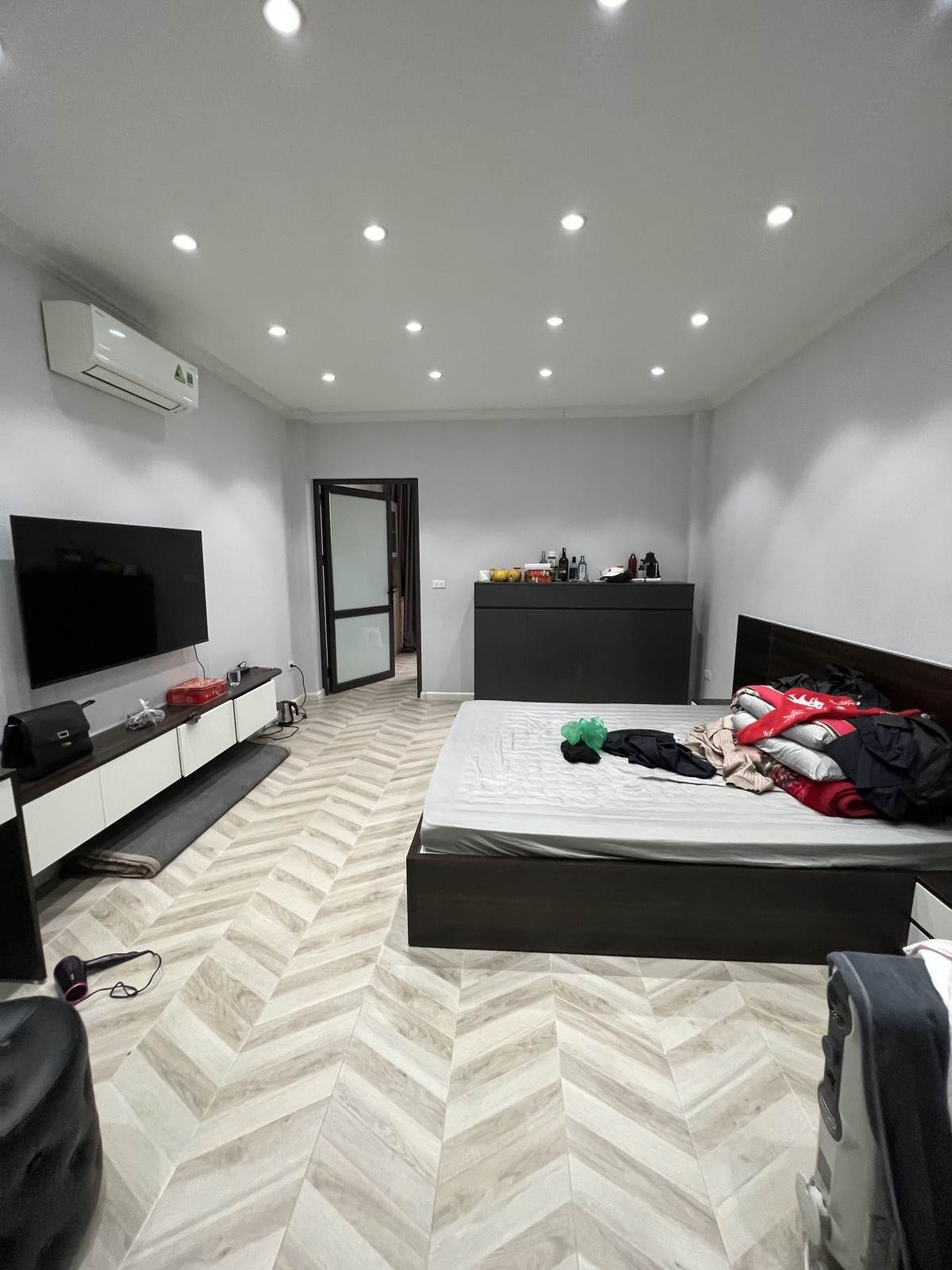 Bán nhà  LẠC LONG QUÂN , Ô TÔ , Ô CHỜ THANG 65M 6tầng 11.3 tỷ 0988357957 13438013