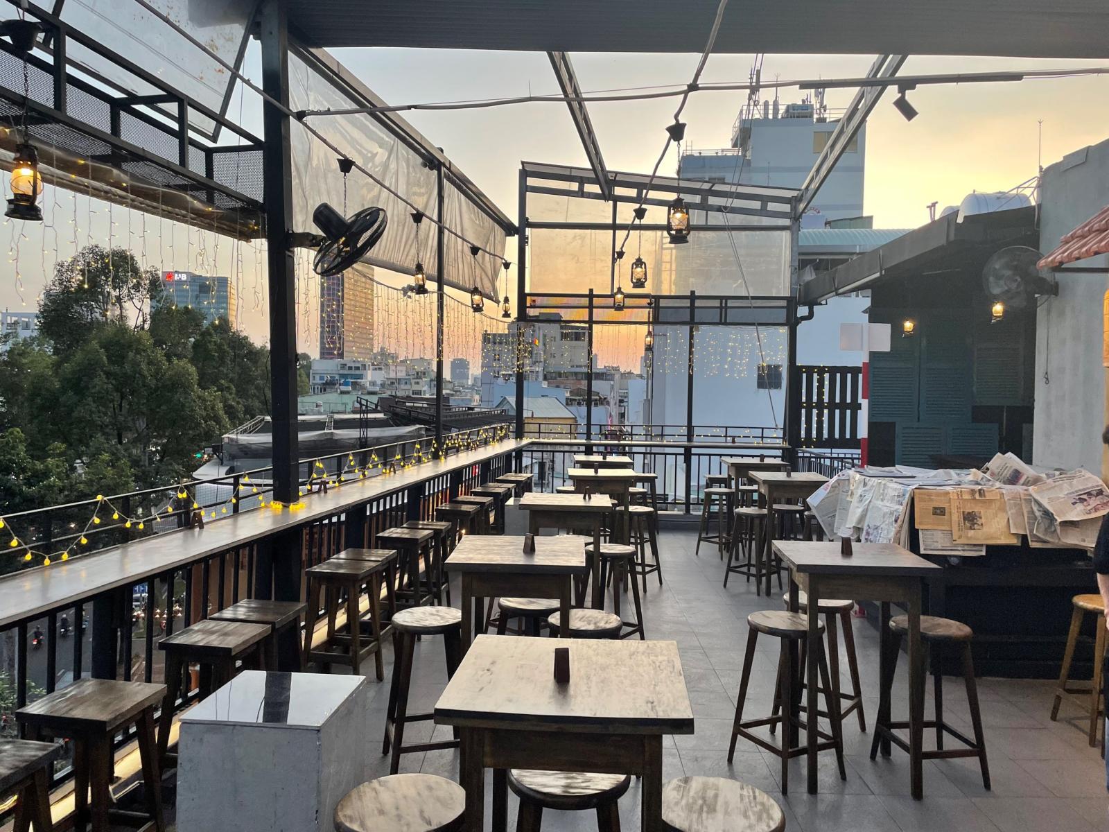 CẦN CHO THUÊ HOẶC SANG NHƯỢNG LẠI QUÁN ROOFTOP TẠI QUẬN 1 13449531