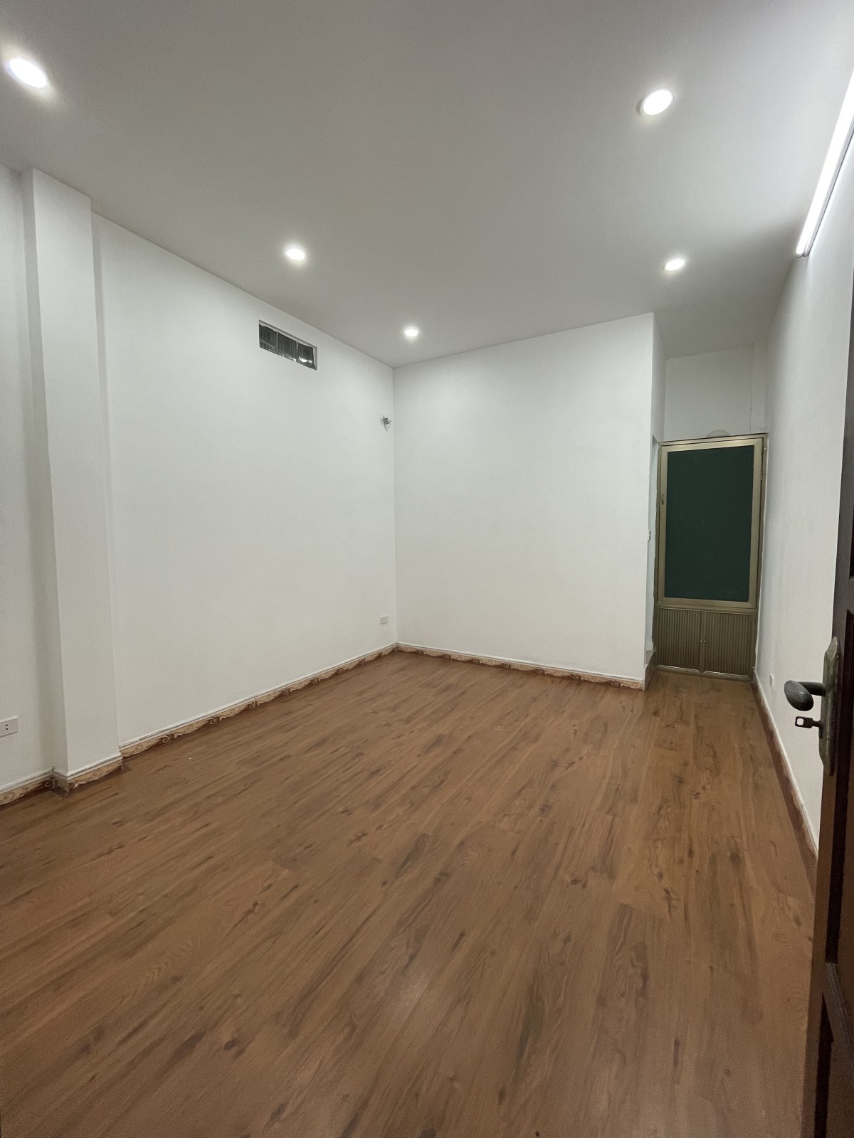 Bán nhà đường Nguyễn Trãi, cạnh Ngã Tư Sở. 32m2 x 4 Tầng, nhỉnh 4 tỷ. GẦN Ô TÔ. 13456339