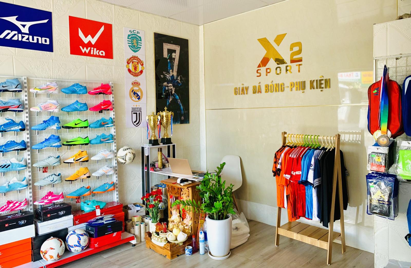 CẦN SANG NHƯỢNG SHOP GIÀY ĐÁ BÓNG ĐỊA CHỈ: NGÃ 3 CHỢ MAI, PHÚ THƯỢNG, TP HUẾ 13494122