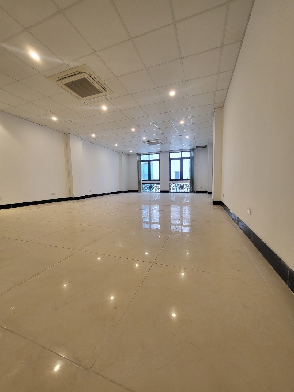 Sàn văn phòng chuyên nghiệp siêu rẻ tại Lạc Long Quân diện tích 130m2, vị trị mặt đường
 13500299