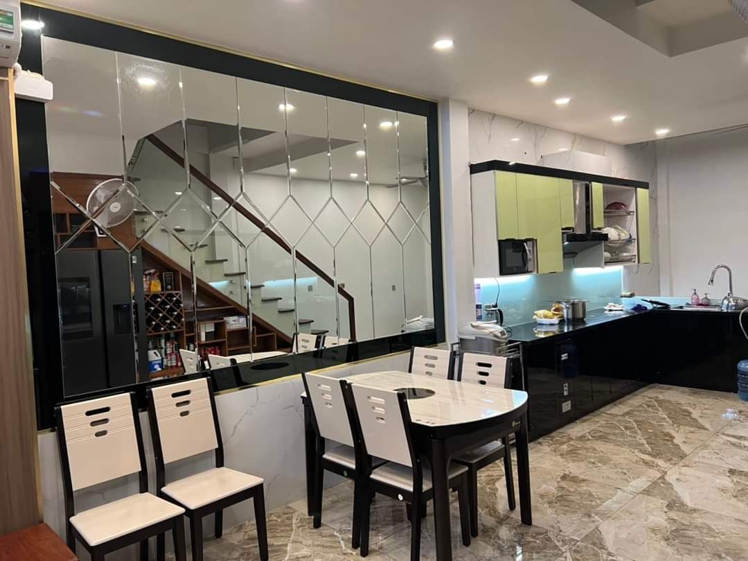 Bán nhà  LẠC LONG QUÂN , Ô TÔ , LÔ GÓC , NGÕ THÔNG 82M 4tầng 8.6 tỷ 0988357957 13549620