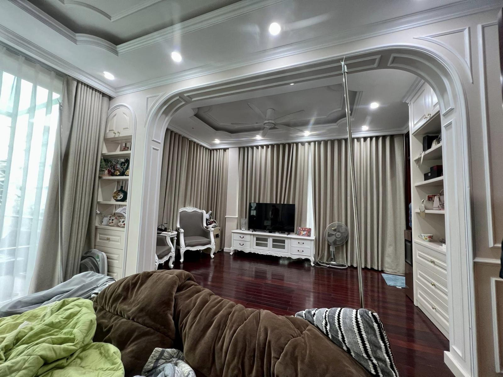 Bán nhà Lạc Long Quân –BIỆT THỰ , SÂN VƯỜN 215m 4tầng, MT 16m, Ô TÔ vào nhà giá 21 tỷ 13562657