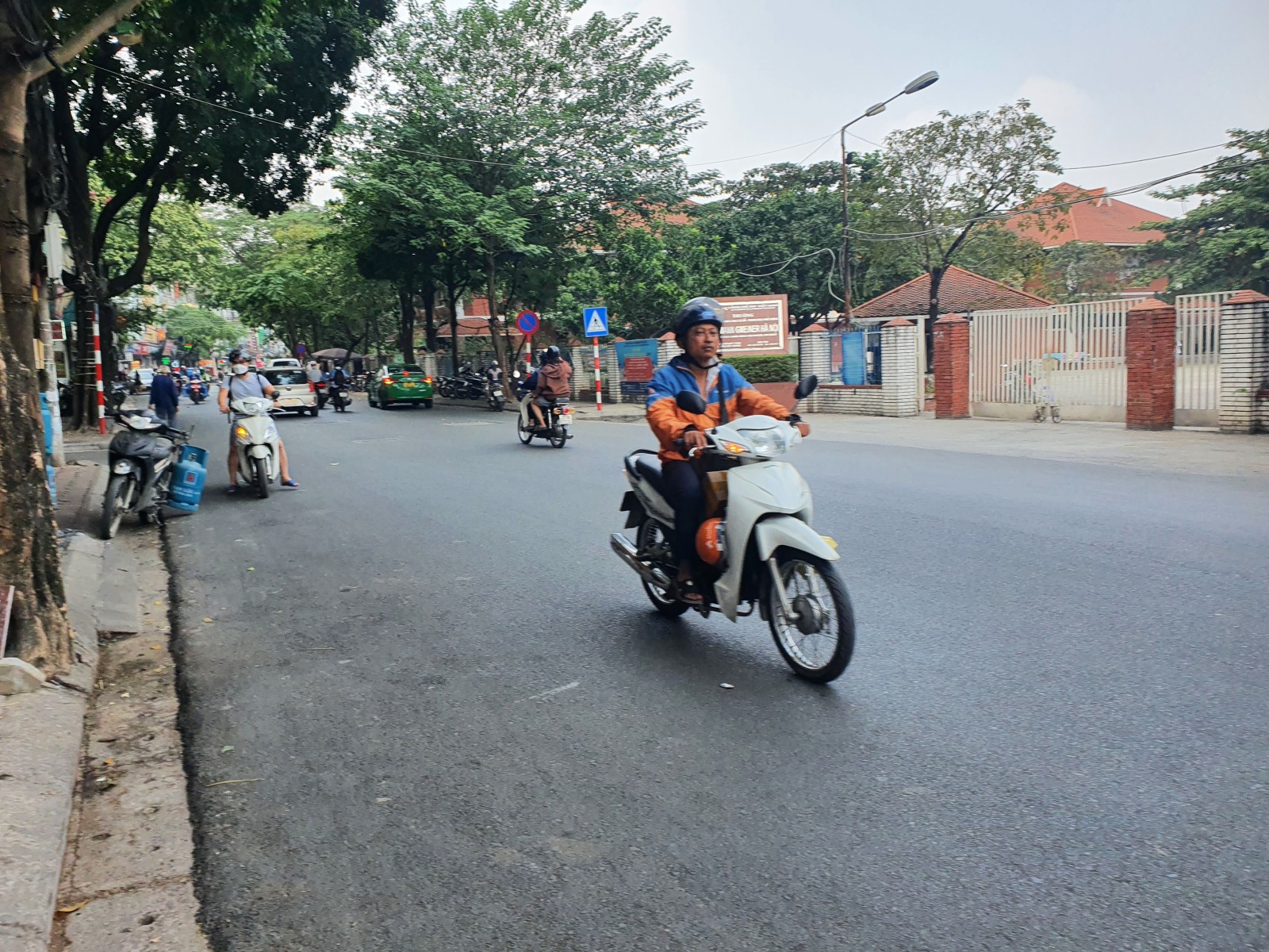 PHẠM VĂN ĐỒNG-OTÔ TRÁNH- VIA HÈ 10M-NHÀ HÀNG QUÁN ĂN SPA BIA 13577985