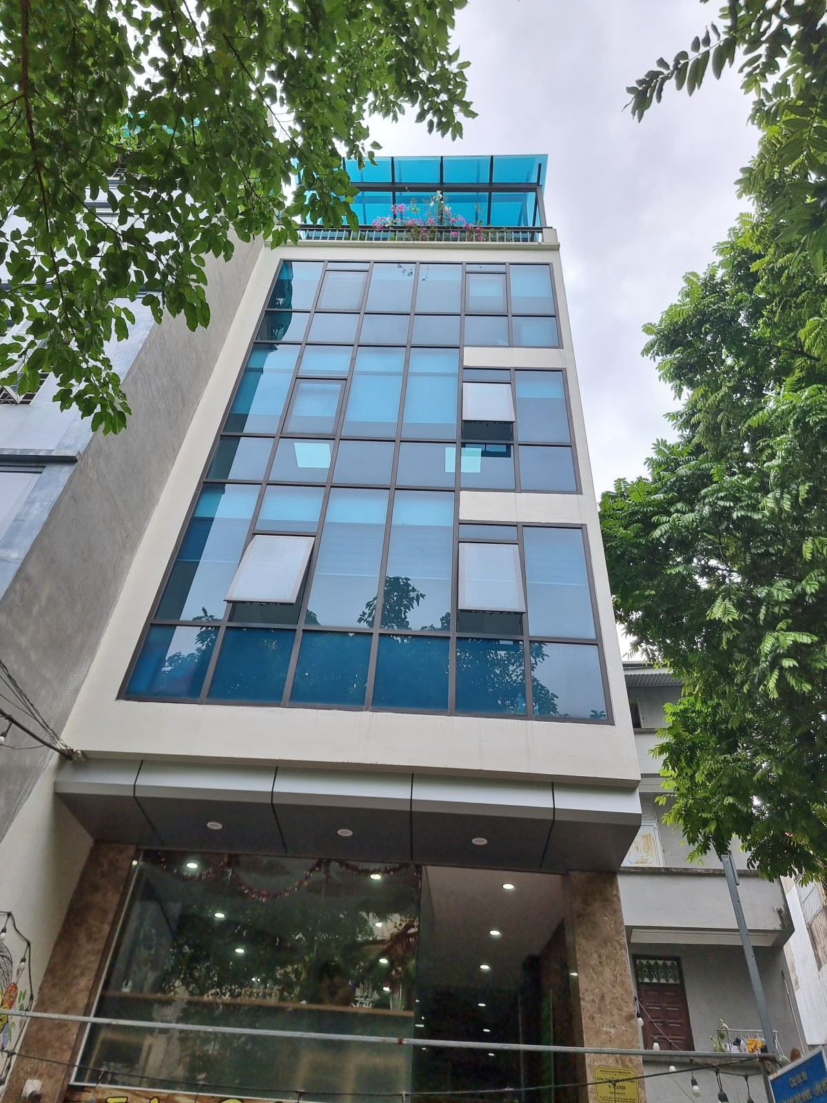 CHO THUÊ MẶT PHỐ PHÚC DIỄN-THANG MÁY-ĐIỀU HÒA -NHÀ HÀNG SPA BIA NGÂN HÀNG 13578472