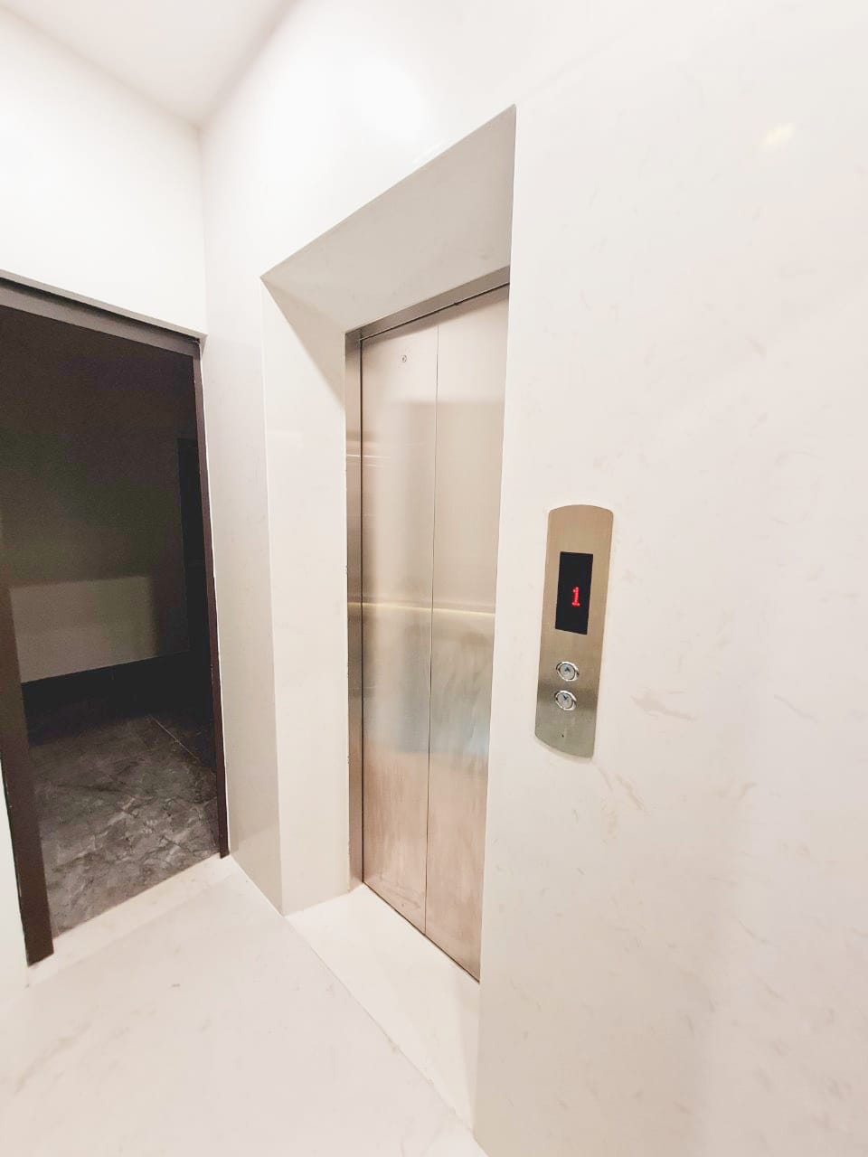 BÁN NHÀ HOÀNG QUỐC VIÊT- PHÂN LÔ-Ô TÔ TRÁNH- THANG MÁY Ở NGAY 110M 5 TẦNG 17.4 TỶ 13579635