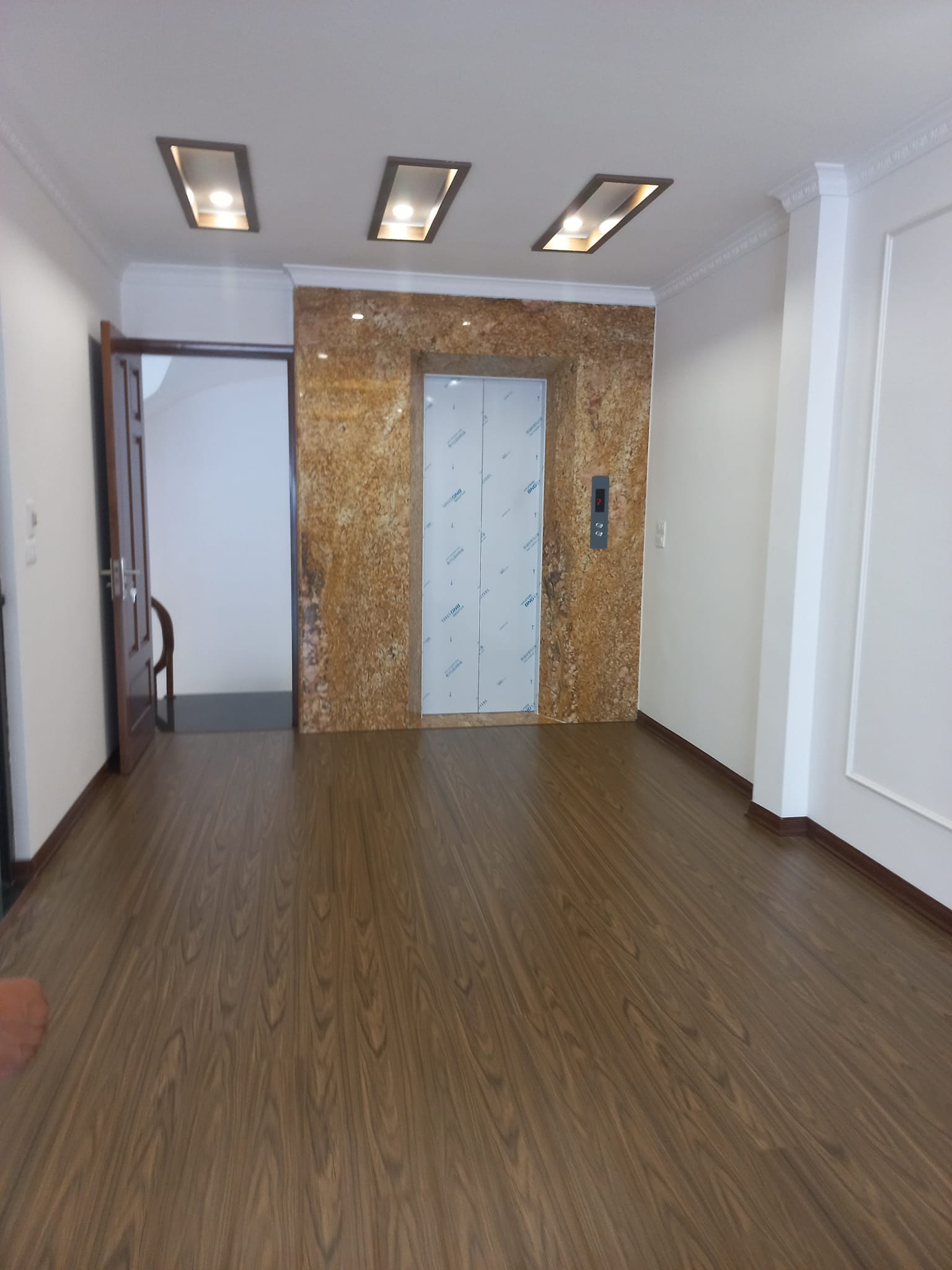 BÁN NHÀ TÒA VĂN PHÒNG KINH DOANH OTO TRÁNH HOÀNG MAI DT 72 8T GIÁ 14 TỶ 13631277