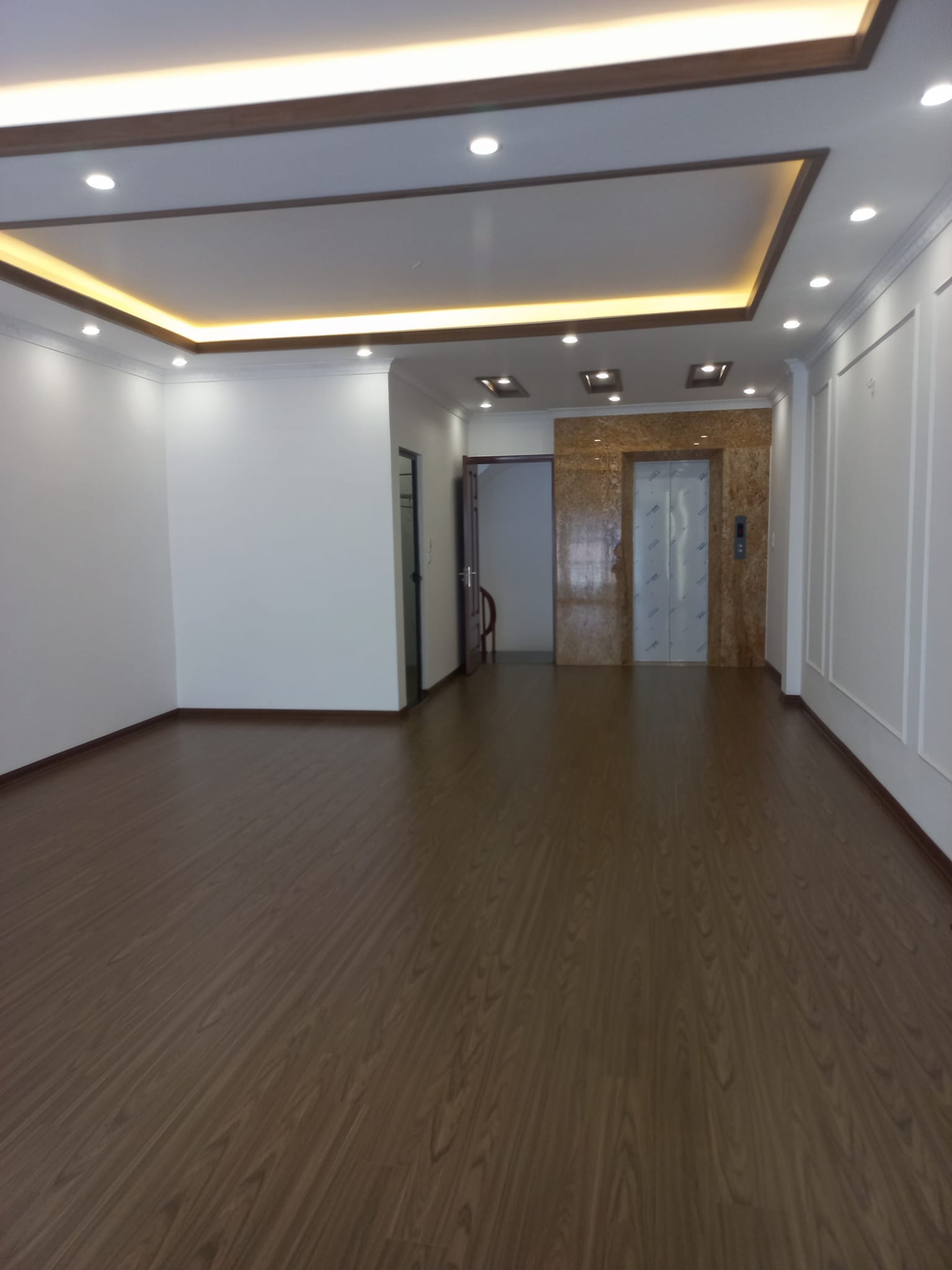 BÁN NHÀ TÒA VĂN PHÒNG KINH DOANH OTO TRÁNH HOÀNG MAI DT 72 8T GIÁ 14 TỶ 13631277