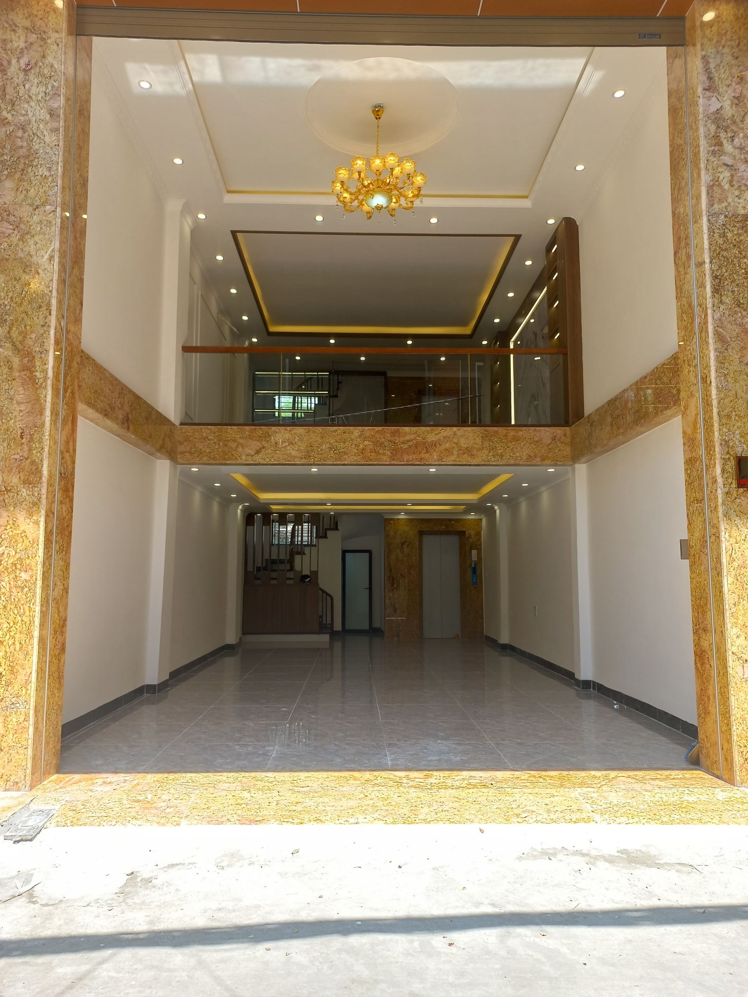 BÁN NHÀ TÒA VĂN PHÒNG KINH DOANH OTO TRÁNH HOÀNG MAI DT 72 8T GIÁ 14 TỶ 13631277