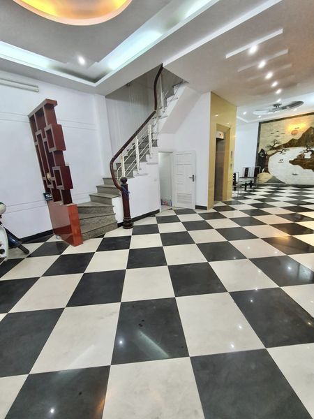 Cho thuê nhà phố Nguyễn Khánh Toàn , 66m2 x 5 tầng,ô tô, thang máy, giá 42tr 13675557