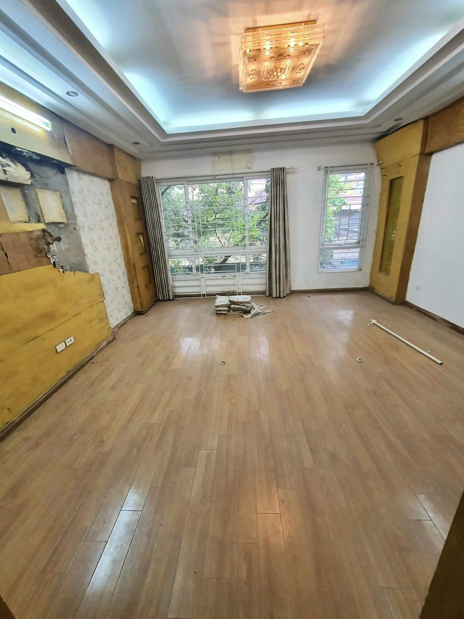 Cho thuê nhà phố Nguyễn Khánh Toàn , 65m2 x 5 tầng,ô tô, thang máy, giá 42tr 13675561