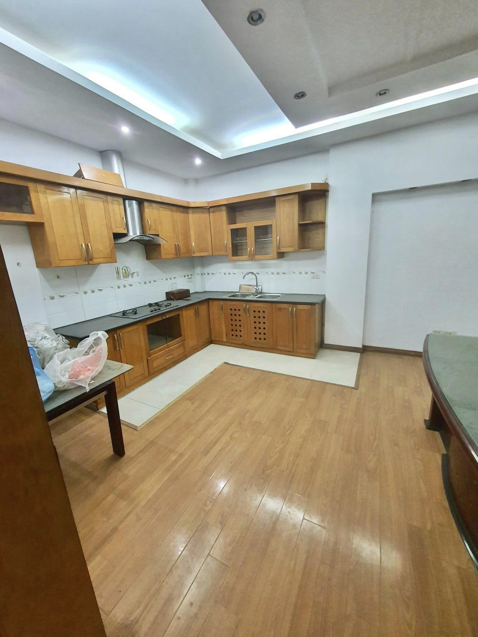 Cho thuê nhà phố Nguyễn Khánh Toàn , 65m2 x 5 tầng,ô tô, thang máy, giá 42tr 13675561