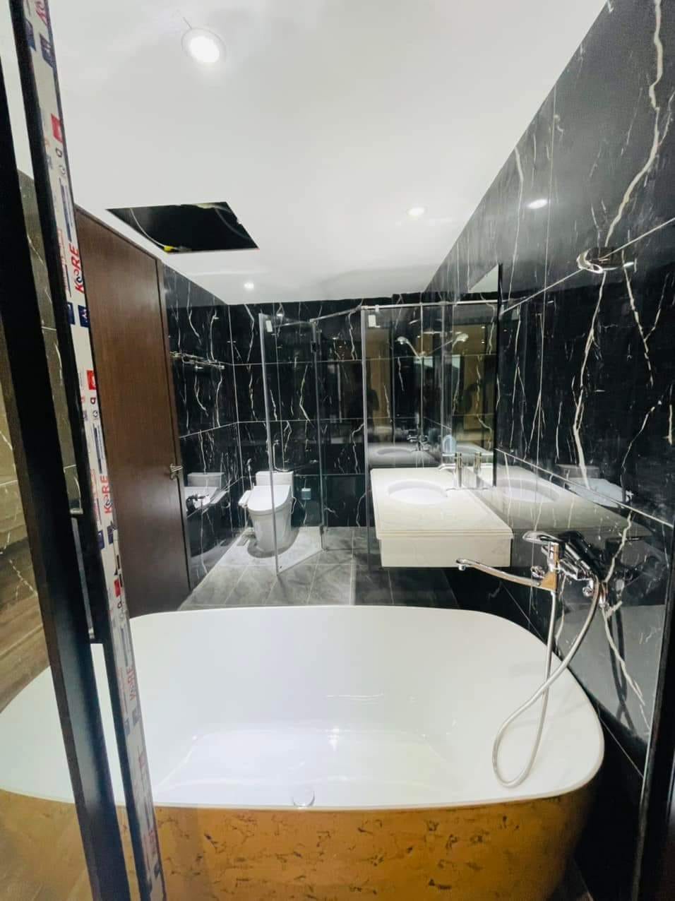 BÁN TÒA BUILDING 8 TẦNG THANH NHÀN, Ô TÔ ĐỖ,120M ,MT6M,GIÁ 20 TỶ 13686012