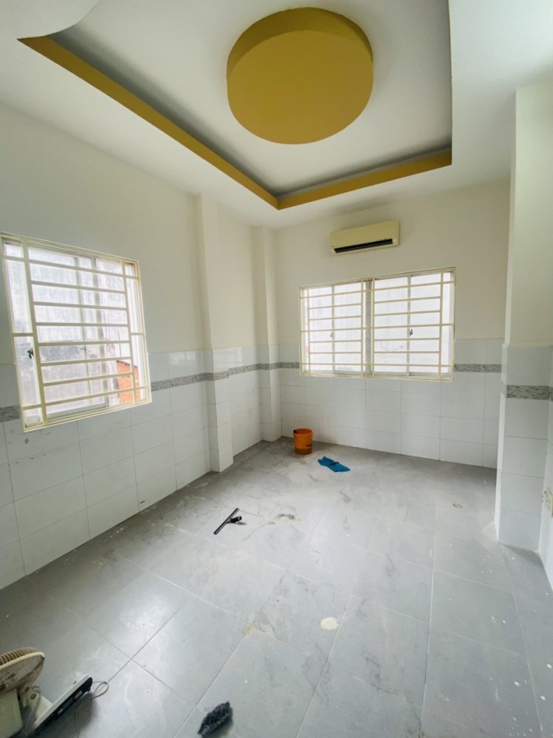 Cần bán gấp nhà quận 10 - 4 tầng, 6 phòng ngủ, gần mặt tiền, khu trung tâm 13691275