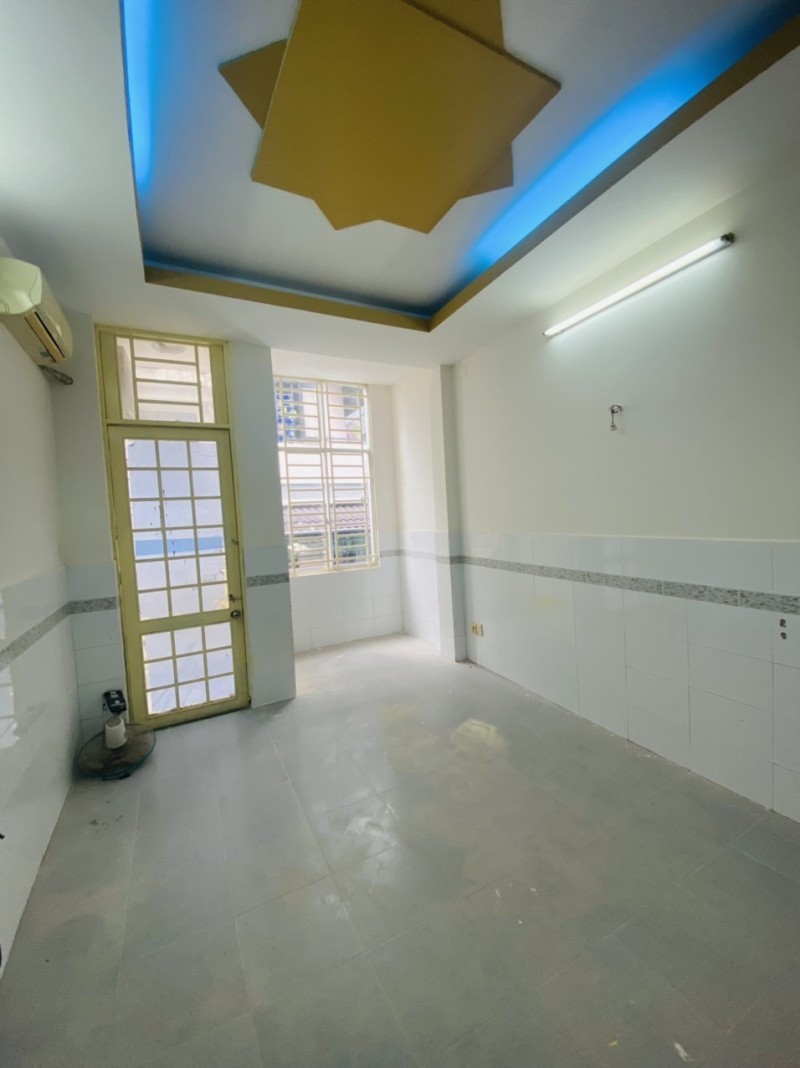 Cần bán gấp nhà quận 10 - 4 tầng, 6 phòng ngủ, gần mặt tiền, khu trung tâm 13691275