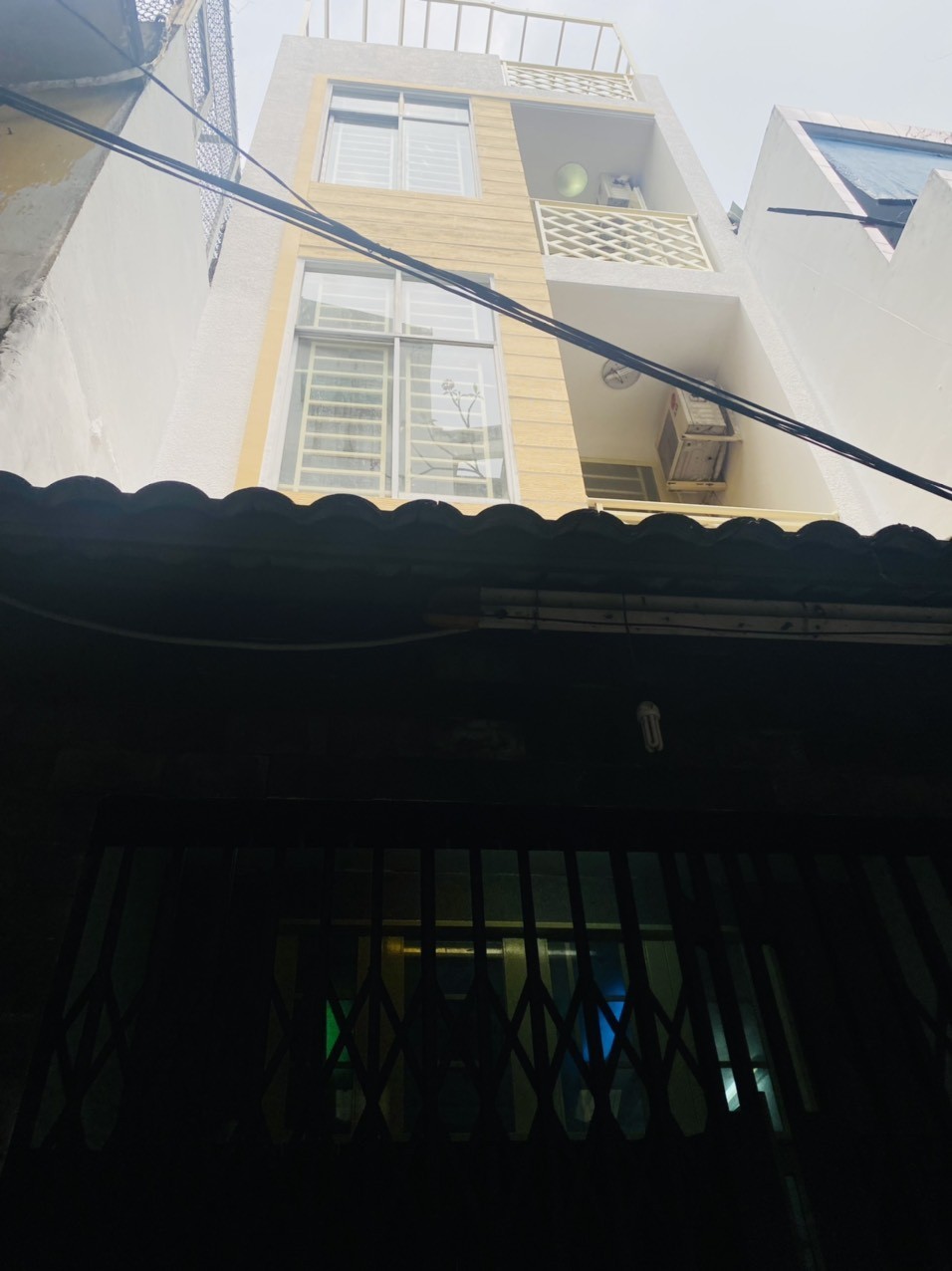 Cần bán gấp nhà quận 10 - 4 tầng, 6 phòng ngủ, gần mặt tiền, khu trung tâm 13691275