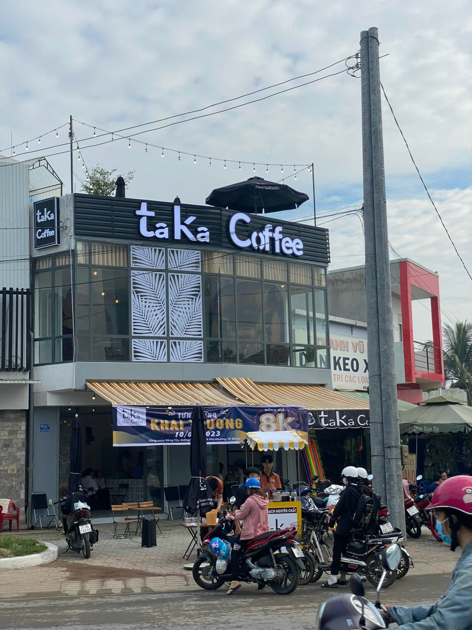 SANG NHƯỢNG QUÁN CAFE TAKA VÒNG XOAY ĐẠI LỘ ĐÔNG TÂY 13706277