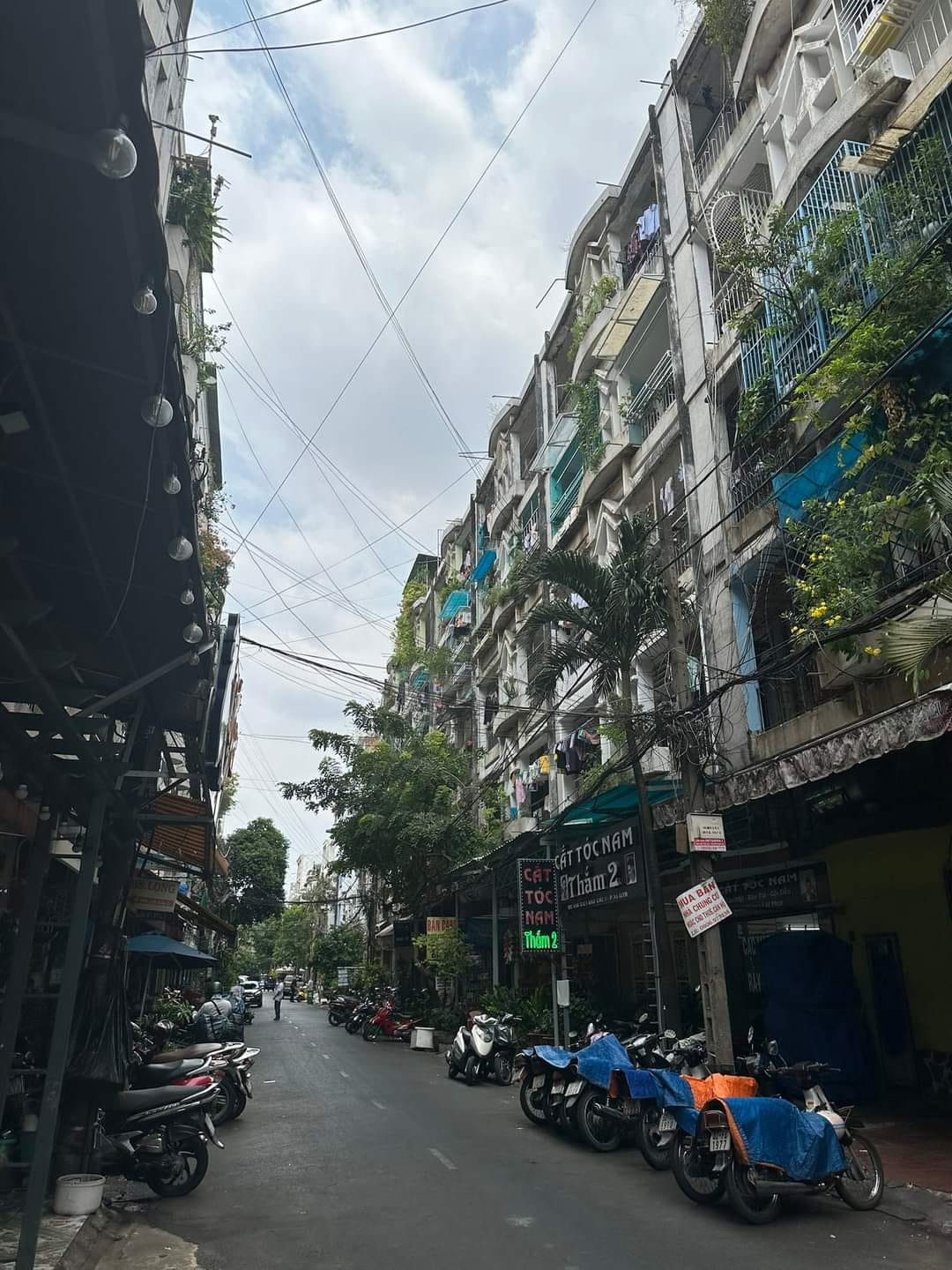 Bán nhà Mặt Phố Nguyễn Hồng Đào, 4 tầng, Kinh Doanh, Víp nhất Bàu Cát.
 13719586